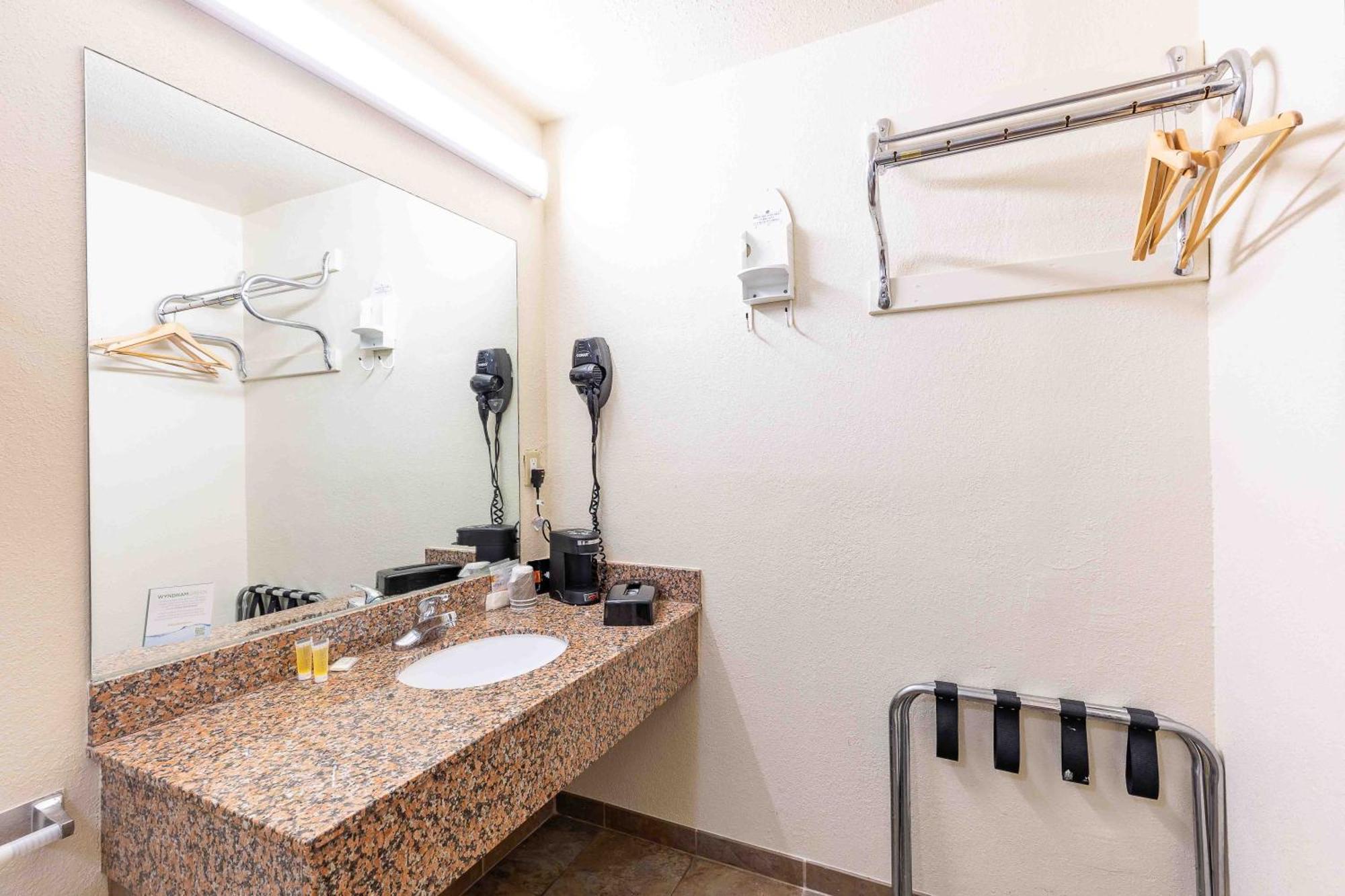 Days Inn By Wyndham Oklahoma City/Moore Εξωτερικό φωτογραφία