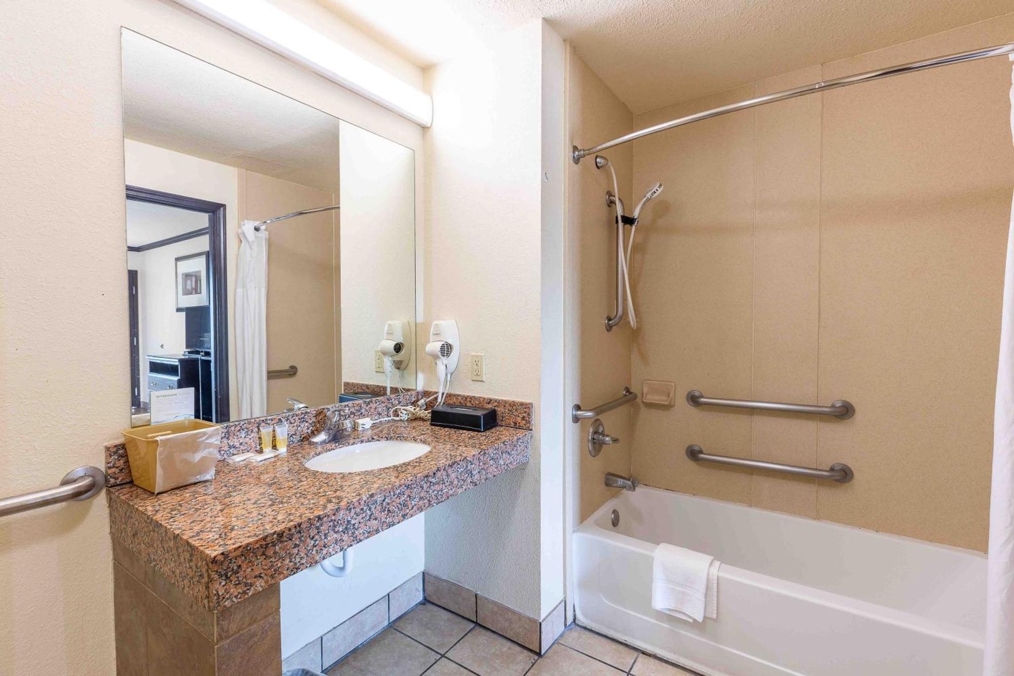 Days Inn By Wyndham Oklahoma City/Moore Εξωτερικό φωτογραφία